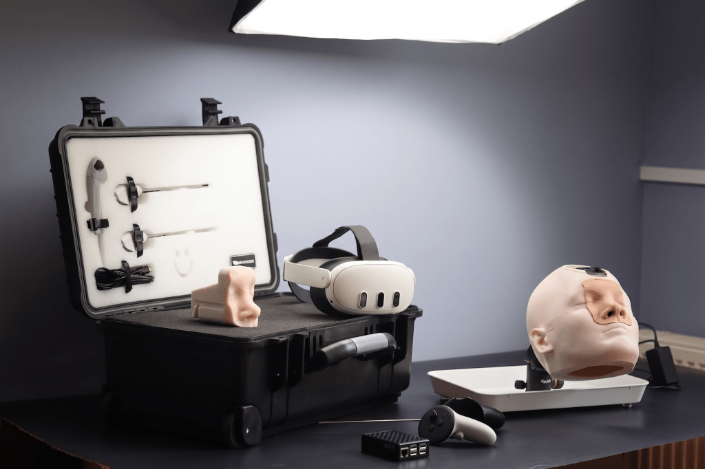 Meta-Quest-3-Headset neben Transportkoffer und Kopfmodell
