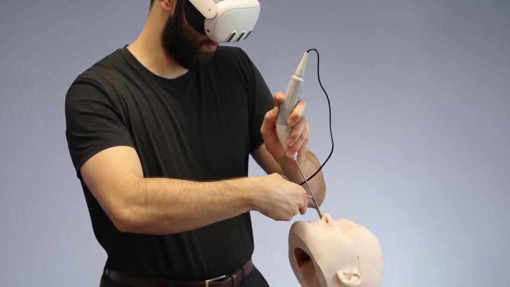 Anwender mit Headset operiert mit dem USB-Endoskop am PHACON-Kopfmodell